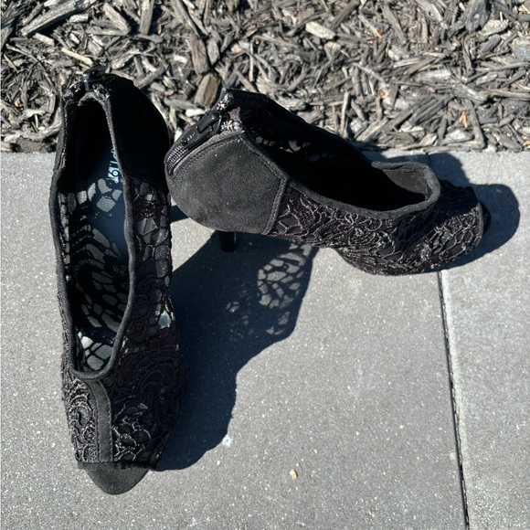 Apt 9 black zipper lace heels - Picture 2 of 3